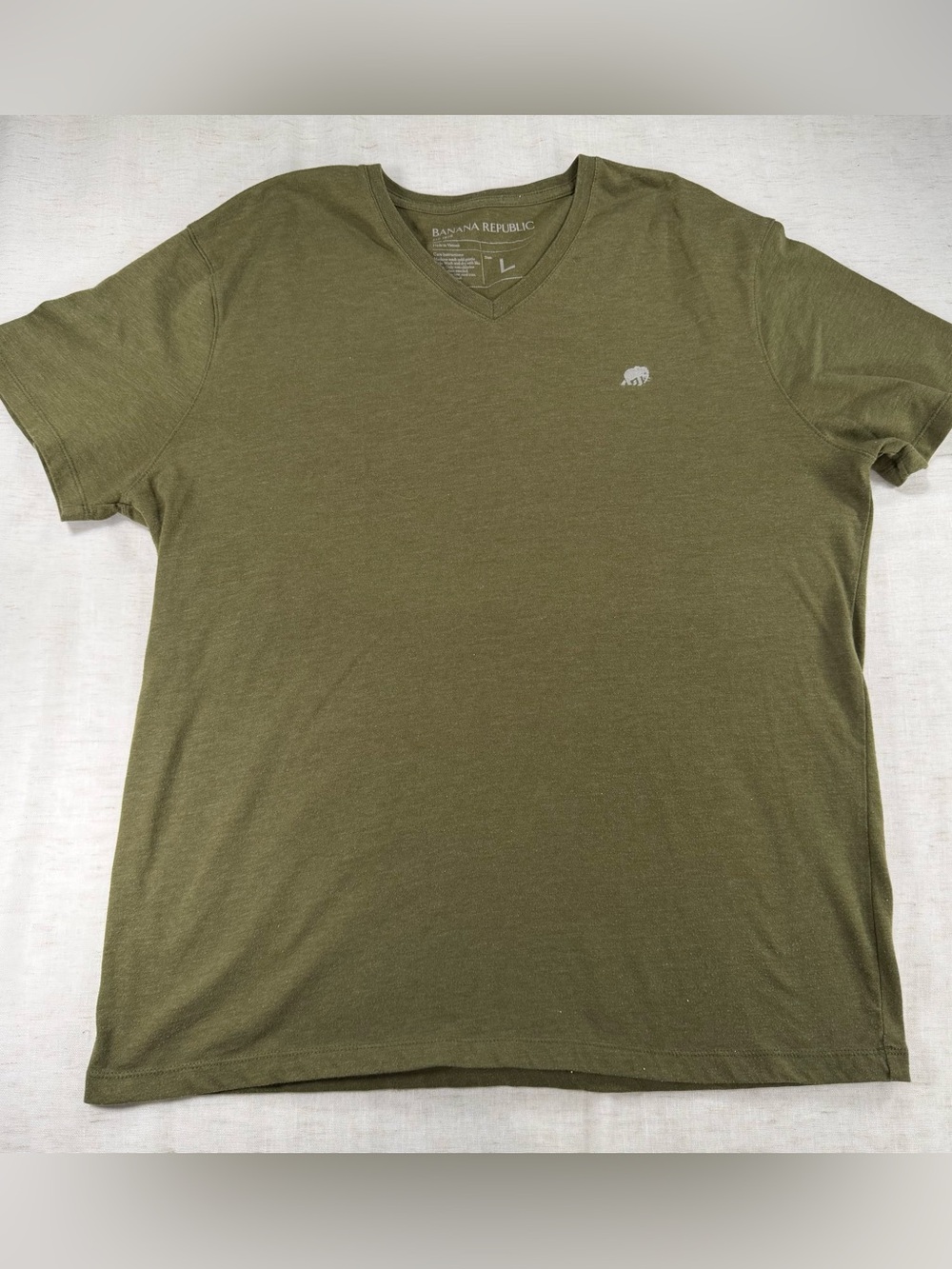 Banana Republic Men's Olive Green V-Neck Tee